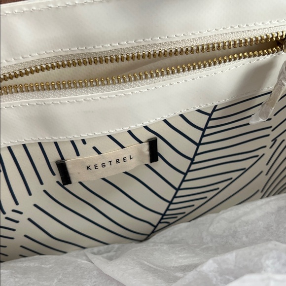 NWT Kestrel Vinyl Tote w Leather Straps - Picture 3 of 5